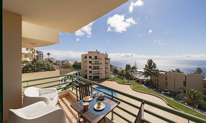 Canico Apartment | Bright apartment with pool, Garajau IV