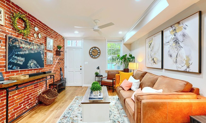 Federal Hill House | Bright & Beautiful 4BR Home + Parking, Walk to Harbor & Stadiums