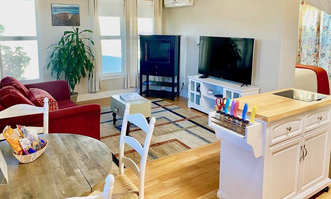 Chico House | Bright & Charming Loft in Beautiful neighborhood!