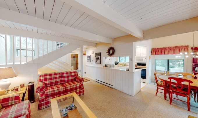 Bromley Mountain Condo | Bright & cheery condo with seasonal pool access