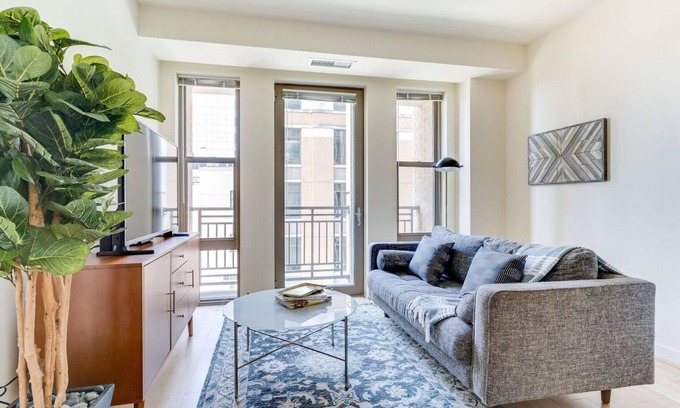 Clarendon Apartment | Bright Clarendon 1BR w/Elevator, walk to Metro & Dining, by Blueground