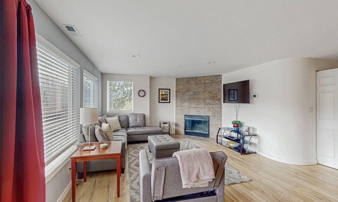 Chelan Condo | Bright condo with pool & hot tub - near downtown & lake