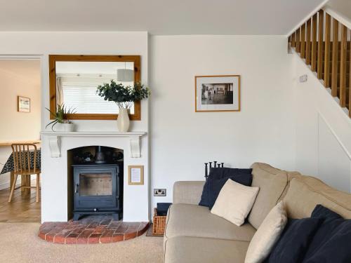 Tangmere House | Bright & Cosy - Jacuzzi - Log Burner - King Beds