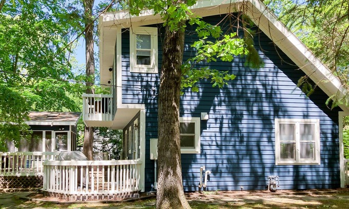Michiana Cottage | Bright cottage near beach with fast WiFi, washer/dryer, central AC & firepit