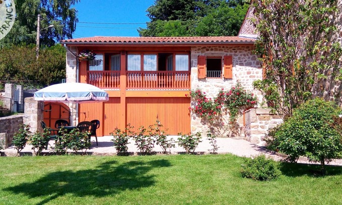 Merle-Leignec Cottage | Bright cottage with garden, pets allowed in Auvergne