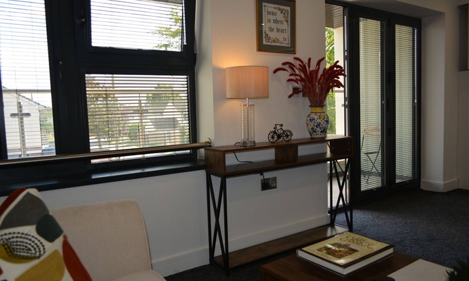 Oxford Apartment | Bright & Cozy Apartment with a Large Balcony and Free Parking