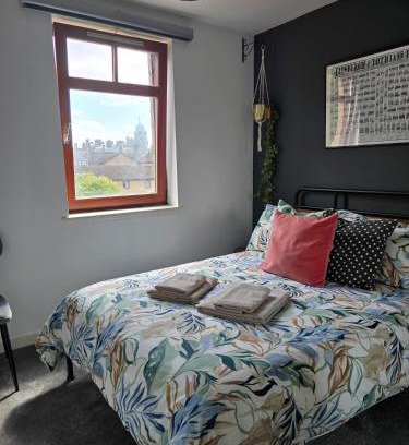 Leith House | Bright Double Room in Leith - Near Tram & Shore