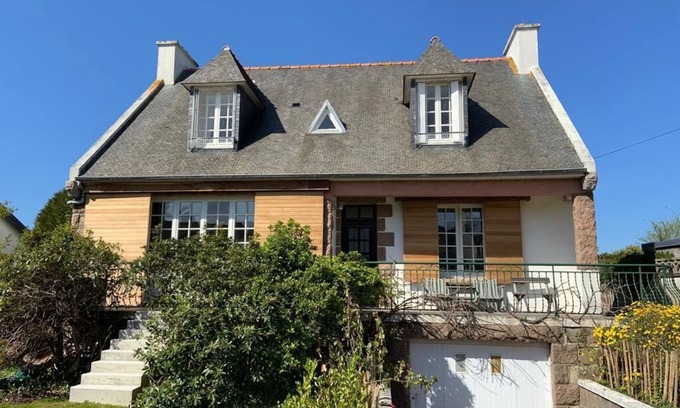 Plougrescant House | Bright family home, 5 bedrooms for 10/11 people, 250m from the beach