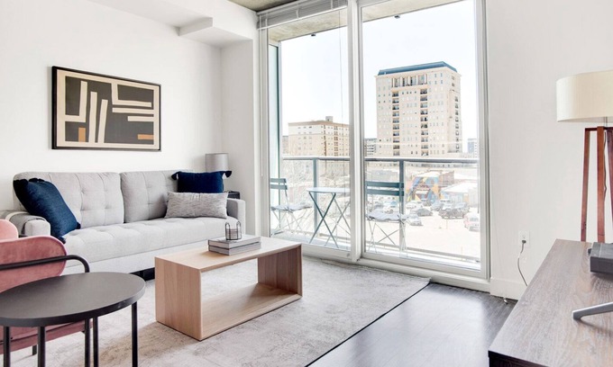 Golden Triangle Apartment | Bright Golden Triangle 1BR w/ Gym & Pool nr Art Museum, by Blueground