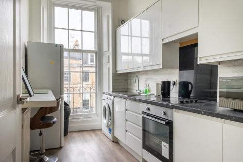 West End Apartment | Bright High-Ceiling 2BD Flat - Central Edinburgh!