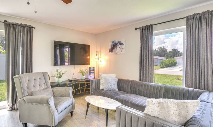 West Hollywood House | Bright Hollywood Vacation Rental, Close to Beaches!