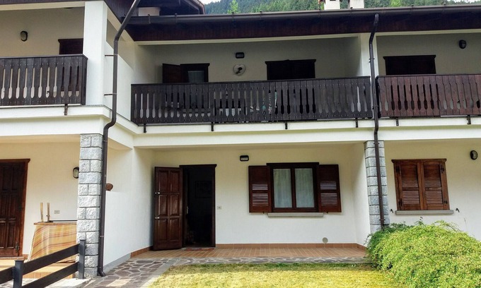 Borno House | Bright independent house with garden