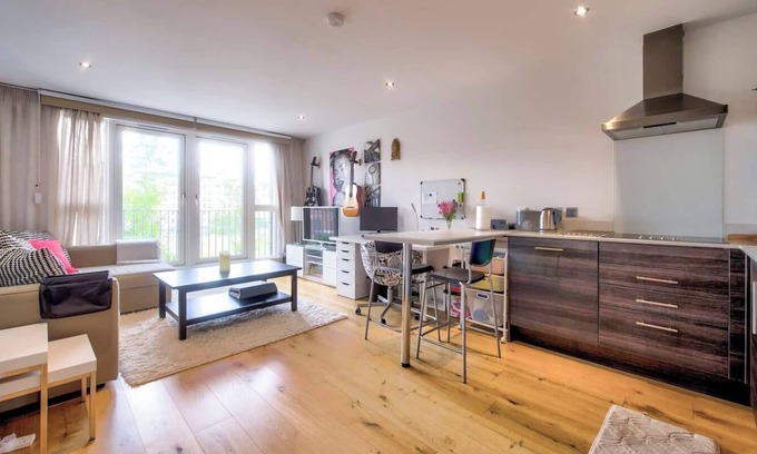 West End Apartment | Bright, Modern 1 Bed Close to City Centre