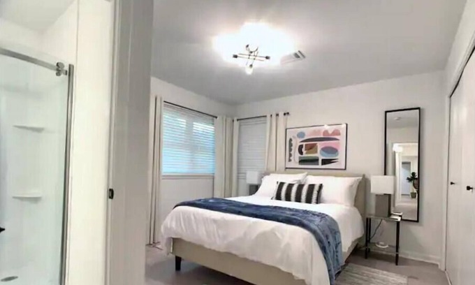 Briarwood House | Bright, Modern 1-level w/Cozy Sunroom