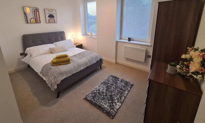Gloucester Condo | Bright, modern apartment near Gloucester and M5