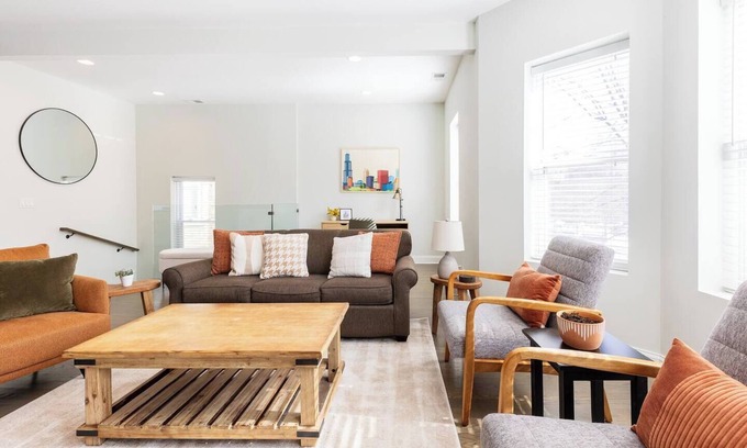 Edgewater Apartment | Bright & Modern Apt | Steps to Lake, Train, Food