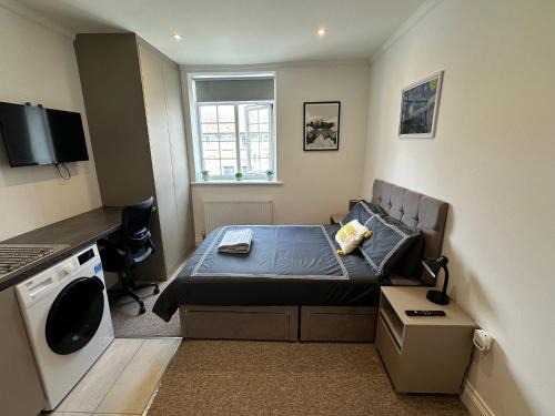 West Hendon Apartment | Bright Modern, Private Apartment,15 Mins To Central London