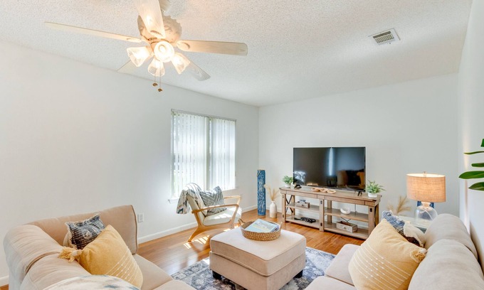 Navarre Cottage | Bright Navarre Vacation Rental, 2 Mi to Beach!