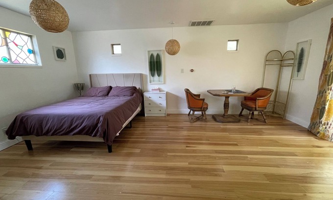 Woodlake Cottage | Bright, Private Bohemian Cottage in Peaceful Woodlake ~8 mins to Midtown