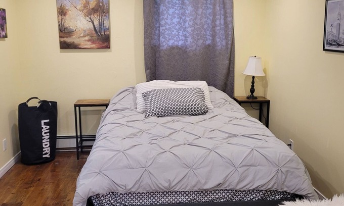 South Stormont Apartment | Bright Private Studio: Near Downtown Core