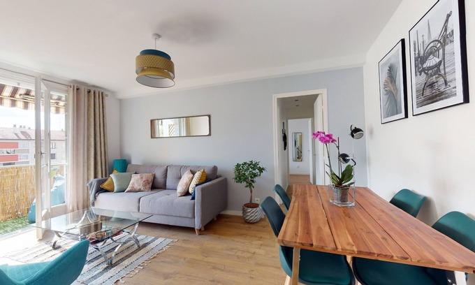 Zola - Pressense Apartment | Bright & quiet 2 BR, parking & balcony (Metro A)