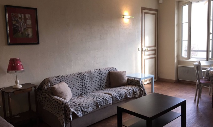 Hotel de Ville Apartment | Bright, quiet gîte, 7-minute walk from RER A station, close to Paris 2, 4 or 5.