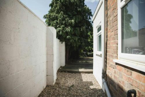 Aylestone House | Bright Room in Leicester