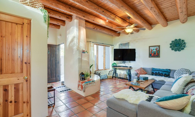 Southside Condo | Bright Santa Fe Condo ~ Half-Mi to Meow Wolf!
