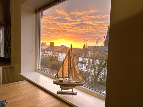 New Brighton Apartment | Bright Seaside Apartment with Stunning River Views