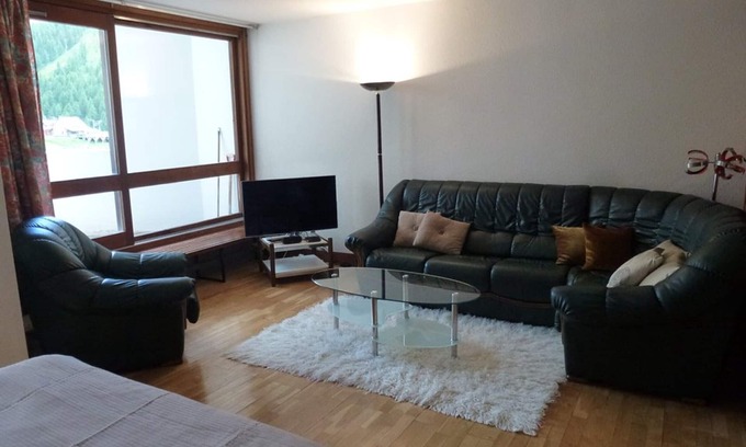 Isola Apartment | Bright Ski-In/Ski-Out Apartment with WiFi in the Heart of the Station