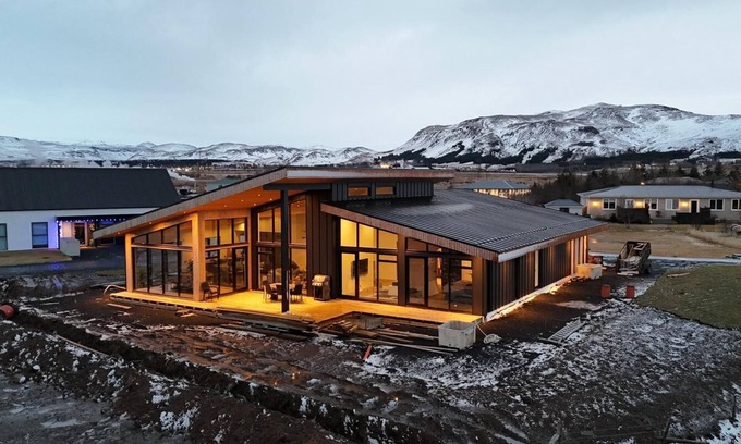 Sveitarfelagid Olfus Villa | Bright & spacious family villa on the south coast