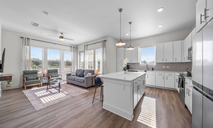 Tampa Apartment | Bright, Spacious 2BD in heart of Tampa | Free Prkg