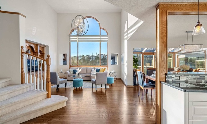 Edgemont House | Bright & Spacious 5-BR & Ravine Views in Edgemont