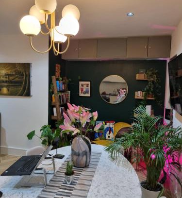 Lansbury House | Bright spacious apartment in the park
