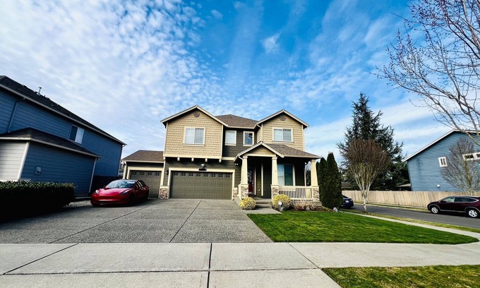 Kent House | BRIGHT & SPACIOUS MODERN HOUSE WITH GORGEOUS LANDSCAPE + ACnSEATTLE