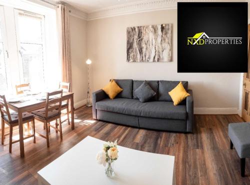 Glenisla Apartment | Bright, Spacious West-End Flat, Near University