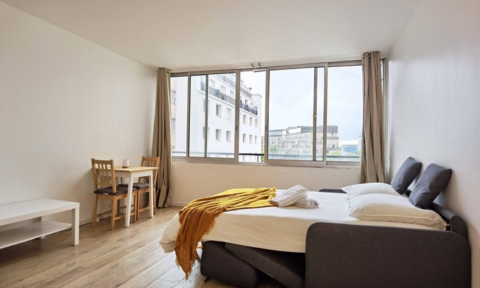 Vanves Apartment | Bright Studio Near Paris Expo & Metro/Elevator