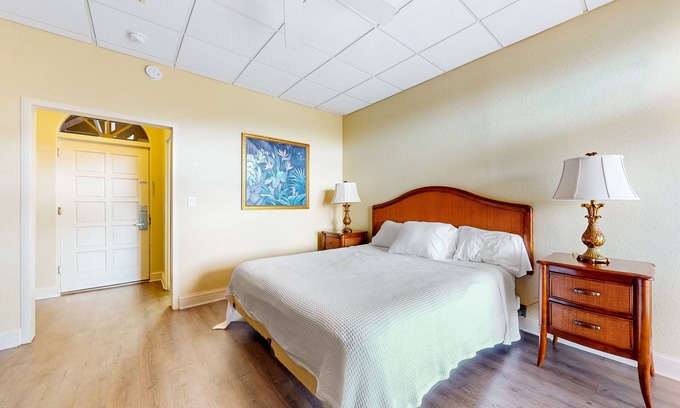 Naples House | Bright studio with heated pool, game room, sauna, tennis, BBQ, gym, W/D, & AC