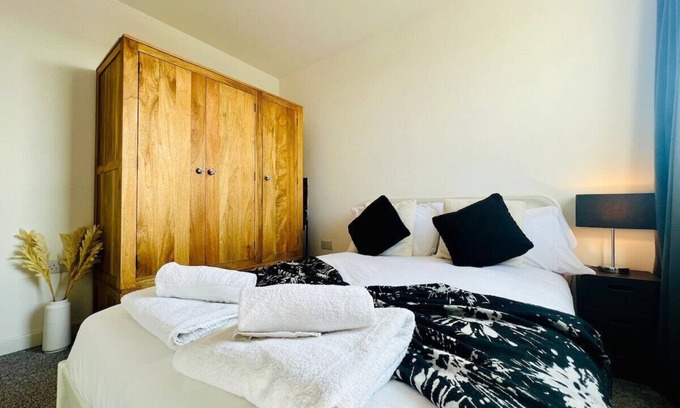Ipswich Apartment | Bright & Stylish Central Flat by Christchurch Park