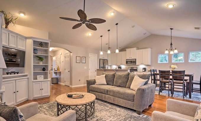 Lincolnville House | Bright Summerville Abode ~ 9 Mi to Water Park