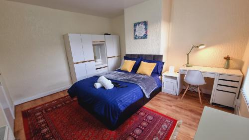 Harehills House | Bright sunny, double bed with garden, TV and Wi-Fi