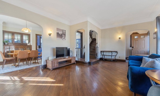 Carag House | Bright Uptown Home