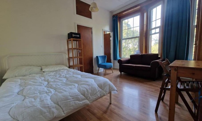 Highgate Apartment | Bright well located studio flat