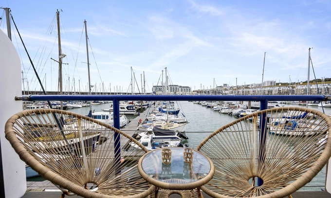 Seafront Apartment | Brighton Water Cabin Free Parking|By My Getaway