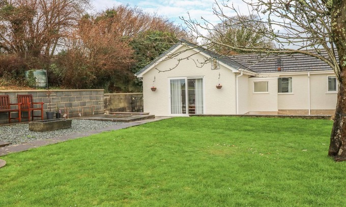 Kidwelly Cottage | BROADFORD FARM BUNGALOW, family friendly, with a garden in Kidwelly