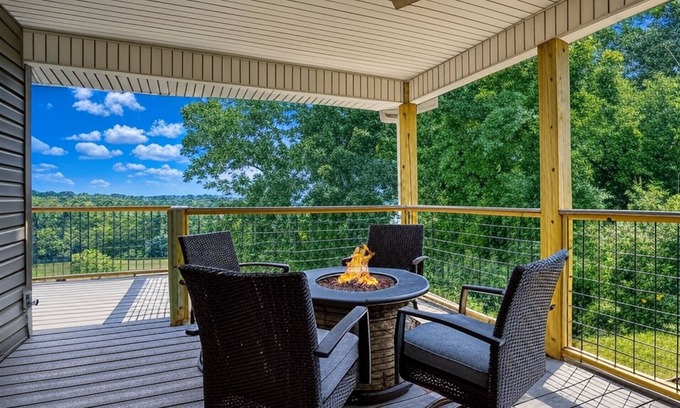 Kodak House | Broadview, River, Golf Course, Games, free Attraction Tickets, Hot Tub, WIFI!