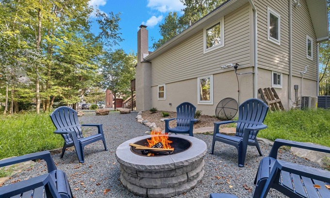 Pocono Lake Cottage | "Broken Oar" Wi-Fi, Firepit, Deck, BBQ Grill, Close to Skiing and Water Parks