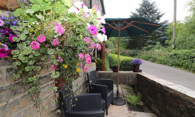 Little Hayfield Cottage | BROOK COTTAGE, family friendly, character holiday cottage in Hayfield