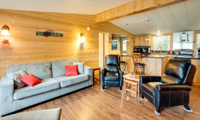 Brookings Cottage | Brookings Home w/Deck, 1/2 Mi to Harris Beach!