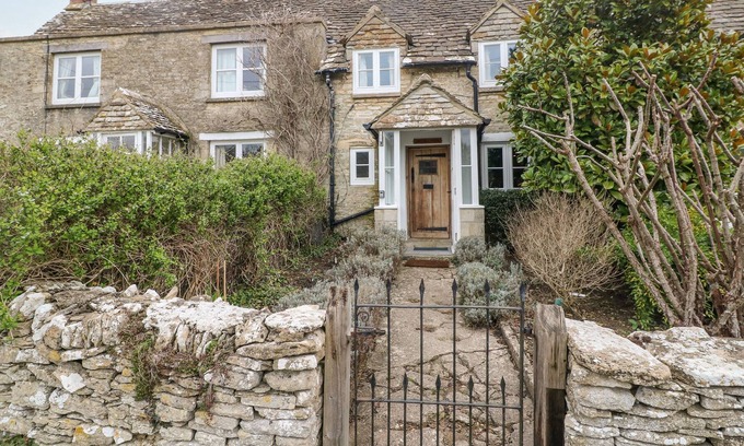 Rendcomb Cottage | BROOKLANDS, romantic, character holiday cottage in Chedworth